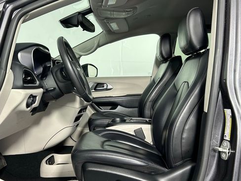 Used 2023 Chrysler Pacifica Touring-L FWD image 31