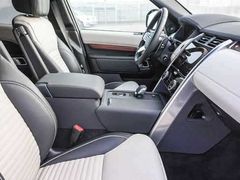 Used 2024 Land Rover Discovery Dynamic SE image 16