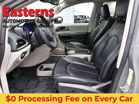 Used 2023 Chrysler Pacifica Touring-L FWD image 14