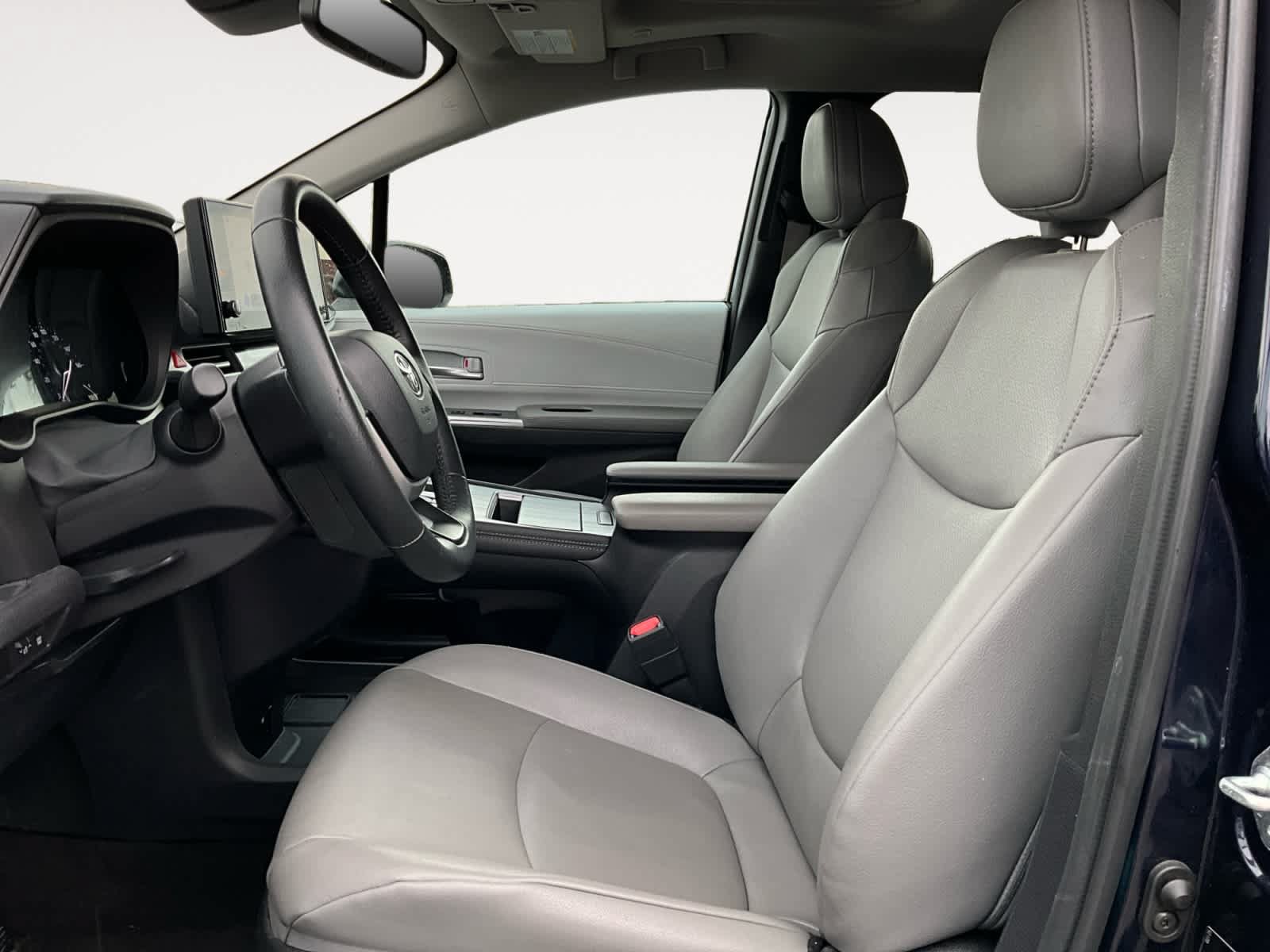 Used 2025 Toyota Sienna XLE FWD image 9