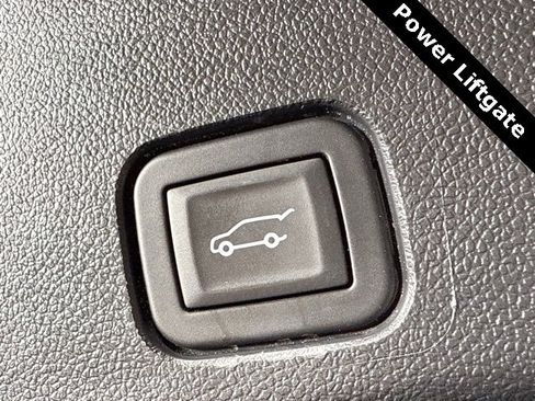 Used 2025 Chevrolet Traverse LT image 16