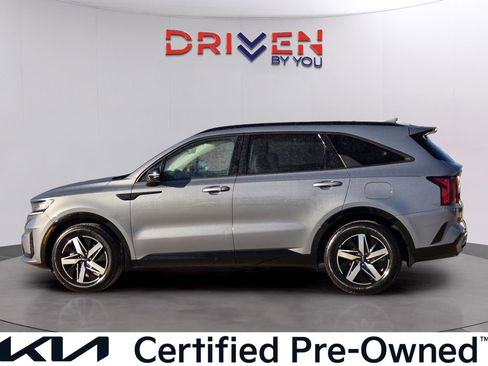 Used 2023 Kia Sorento S image 2