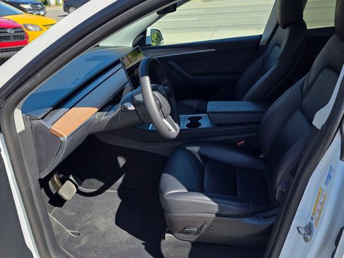 Used 2022 Tesla Model Y Long Range image 10