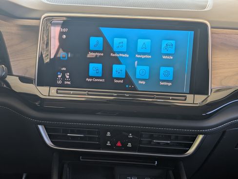 Used 2024 Volkswagen Atlas SE image 25