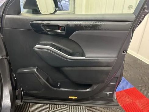 Used 2023 Toyota Highlander L AWD/4WD image 18
