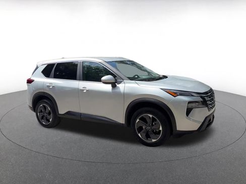 Used 2025 Nissan Rogue SV FWD image 2