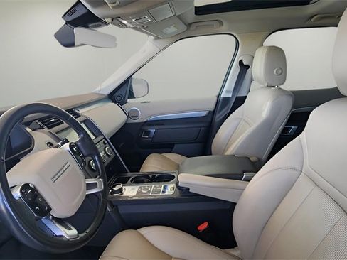 Used 2020 Land Rover Discovery Landmark image 19