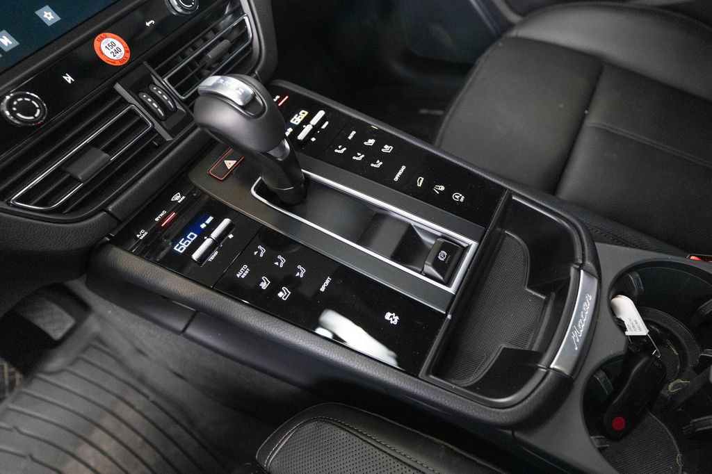 Certified 2026 Porsche Macan AWD/4WD image 22