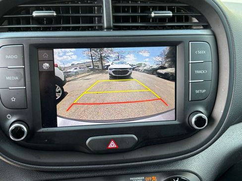 Used 2025 Kia Soul LX w/ LX Technology Package FWD image 25