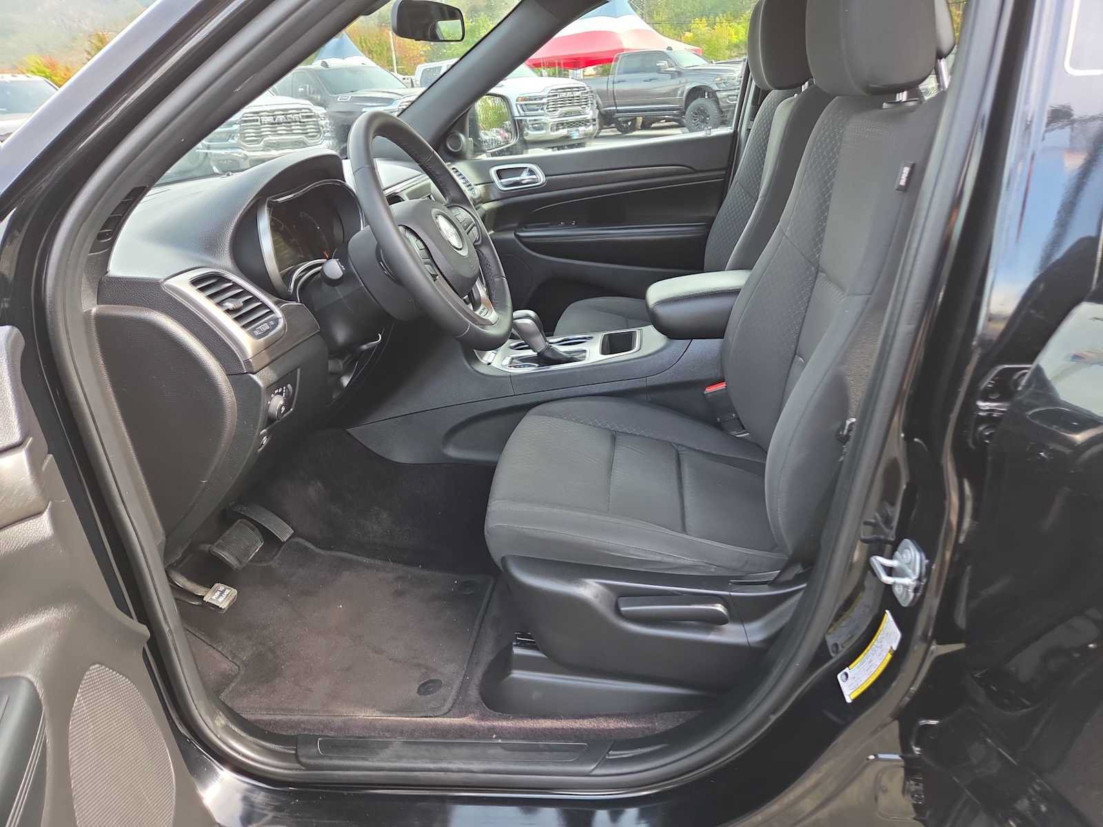 Used 2018 Jeep Grand Cherokee Laredo AWD/4WD image 19