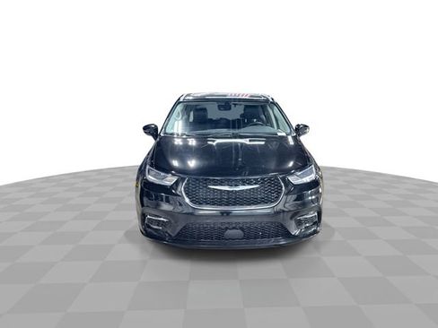 Used 2024 Chrysler Pacifica Touring-L FWD image 4