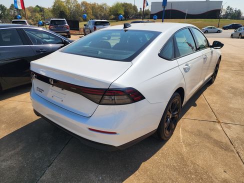 Used 2025 Honda Accord SE image 4