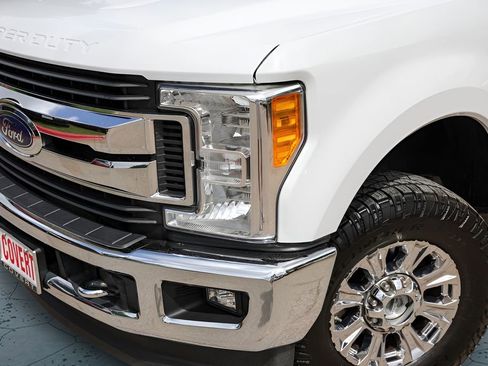 Used 2017 Ford F250 XLT w/ XLT Premium Package AWD/4WD image 3