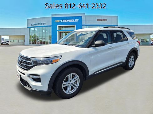 Used 2023 Ford Explorer XLT w/ Equipment Group 202A RWD image 3