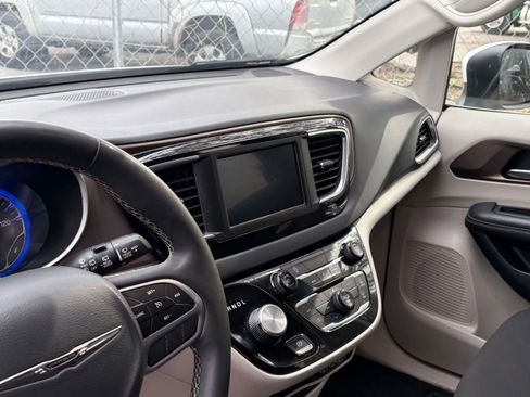 Used 2023 Chrysler Voyager LX image 29