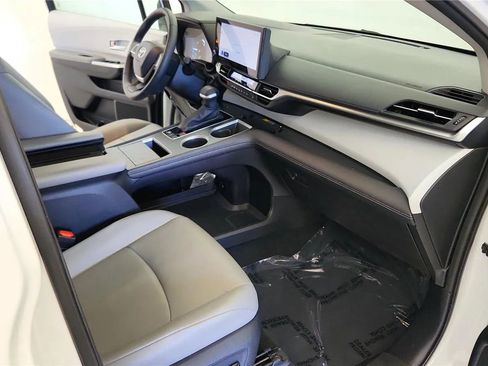 Used 2025 Toyota Sienna XLE FWD image 36