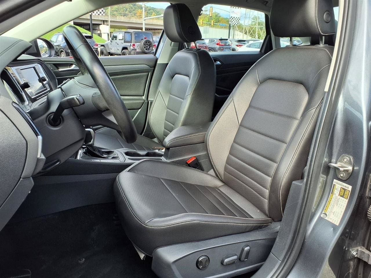 Used 2024 Volkswagen Jetta SE FWD image 7