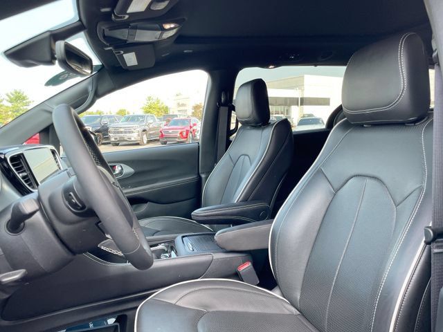 Used 2026 Chrysler Pacifica Limited FWD image 12