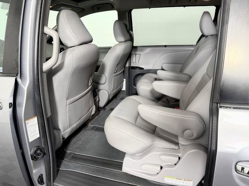 Used 2018 Toyota Sienna XLE w/ XLE Navigation Package AWD/4WD image 36