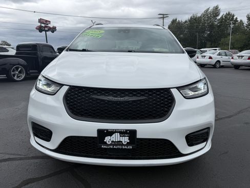 Used 2025 Chrysler Pacifica Select FWD image 2