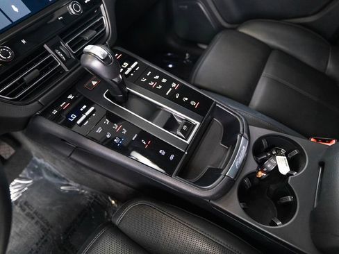 Certified 2024 Porsche Macan S AWD/4WD image 24