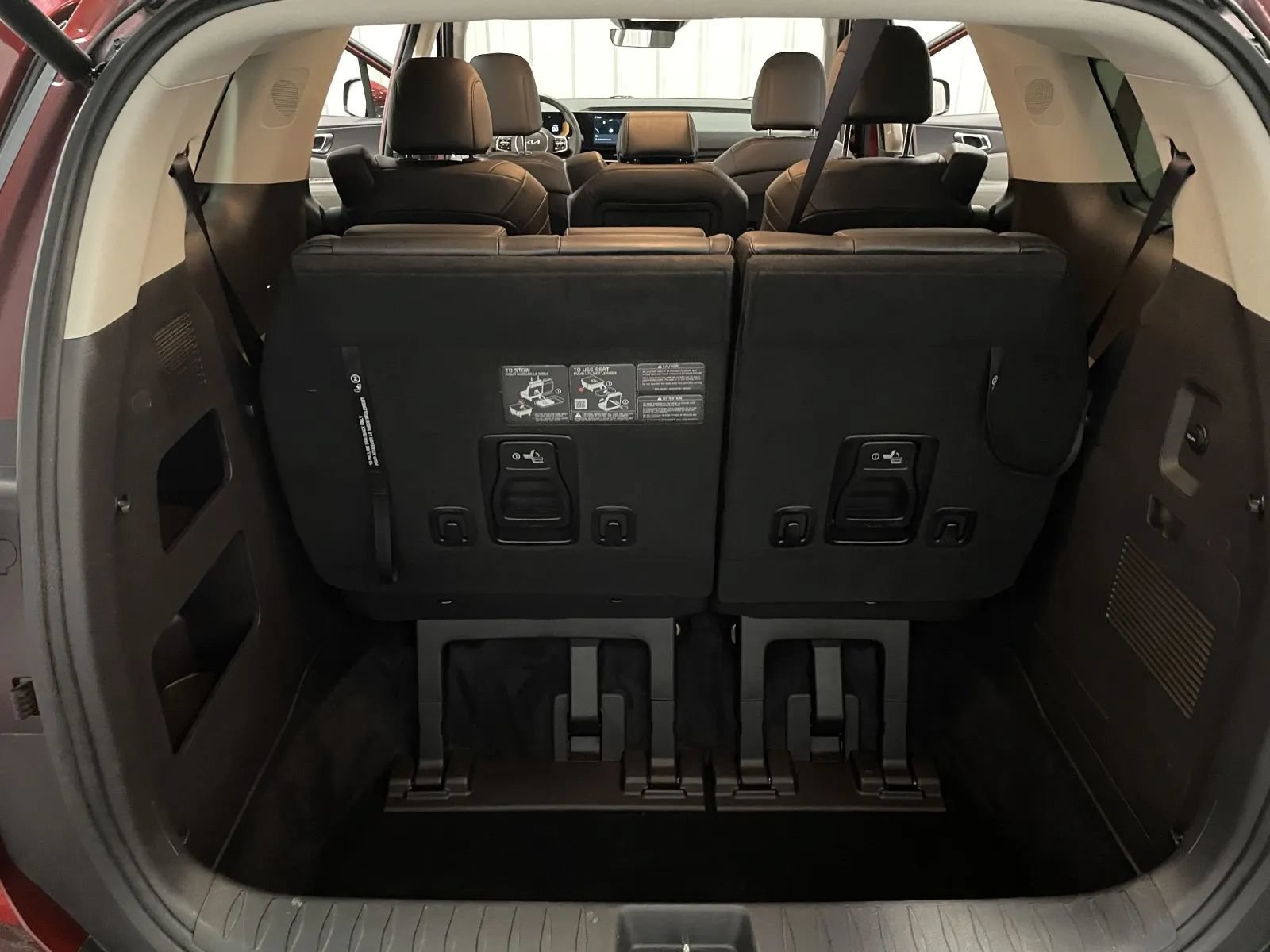 Used 2025 Kia Carnival EX FWD image 38