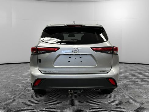 Used 2023 Toyota Highlander XLE AWD/4WD image 4