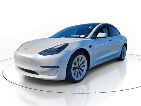 Used 2023 Tesla Model 3 Standard Range image 3