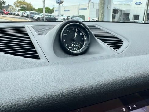Used 2025 Porsche Macan AWD/4WD image 27