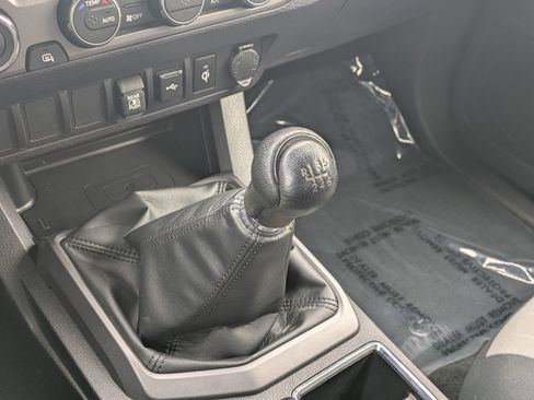 Used 2022 Toyota Tacoma TRD Off-Road image 15