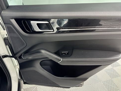 Used 2020 Porsche Cayenne image 26