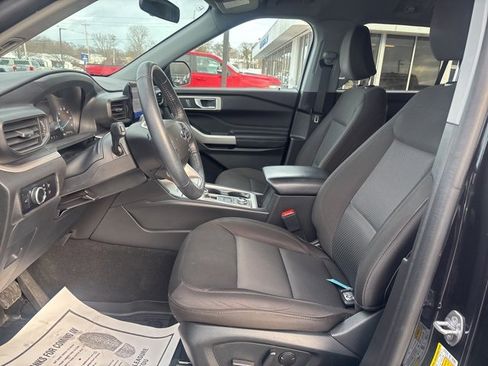 Used 2023 Ford Explorer XLT image 4