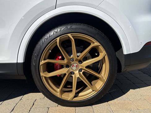Used 2025 Porsche Cayenne S AWD/4WD image 32
