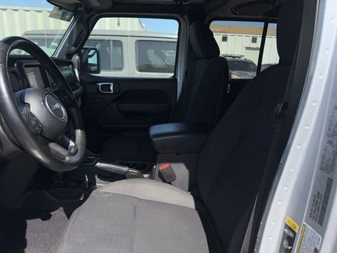 Used 2022 Jeep Gladiator Willys AWD/4WD image 9