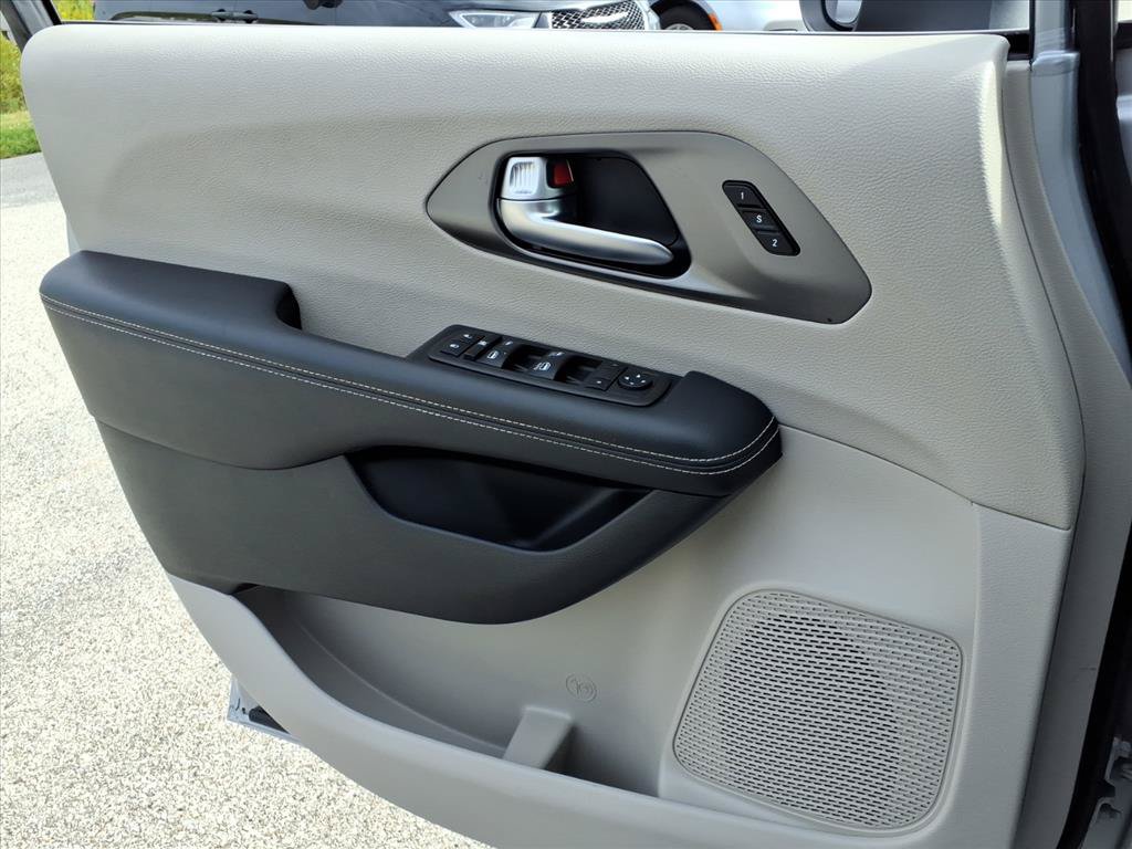 Used 2023 Chrysler Pacifica Touring-L FWD image 22