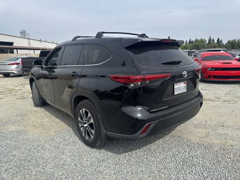 Used 2021 Toyota Highlander XLE image 7