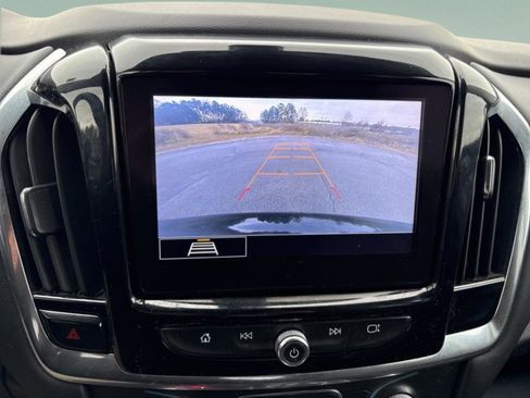 Used 2021 Chevrolet Traverse LT image 17