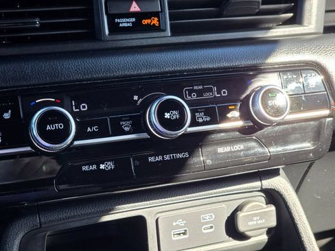Used 2025 Honda Pilot Black Edition image 32