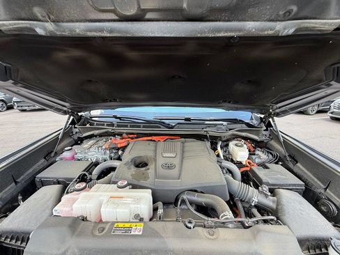 Used 2025 Toyota Sequoia SR5 AWD/4WD image 32