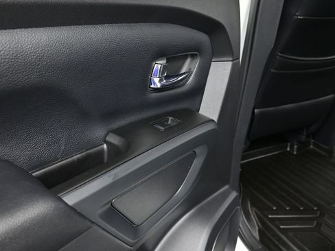 Used 2019 Nissan Titan SV w/ SV Convenience Package image 17
