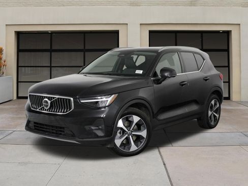 Certified 2025 Volvo XC40 B5 Plus image 3