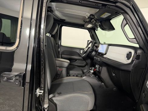 Used 2026 Jeep Wrangler Unlimited Sahara AWD/4WD image 30