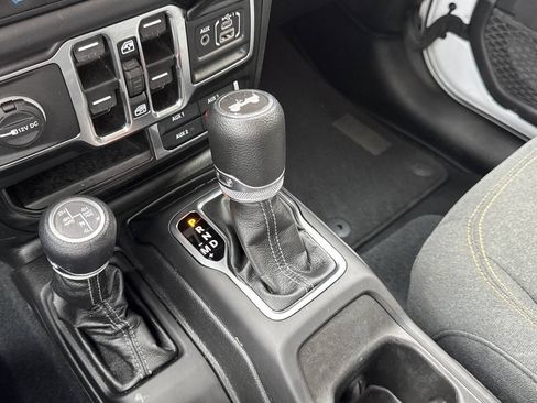 Used 2024 Jeep Wrangler Unlimited Sahara w/ Technology Group AWD/4WD image 32