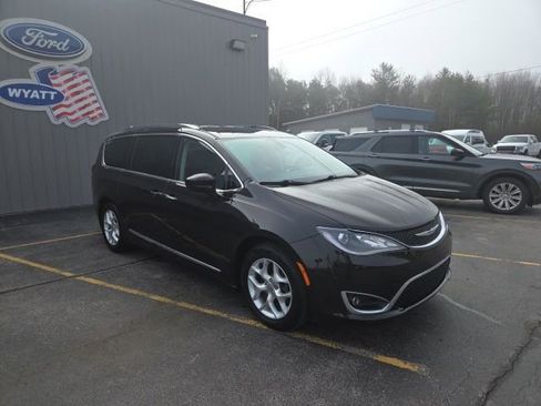 Used 2018 Chrysler Pacifica Touring-L Plus w/ Tire & Wheel Group FWD image 3