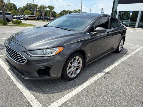 Used 2019 Ford Fusion SE FWD image 2