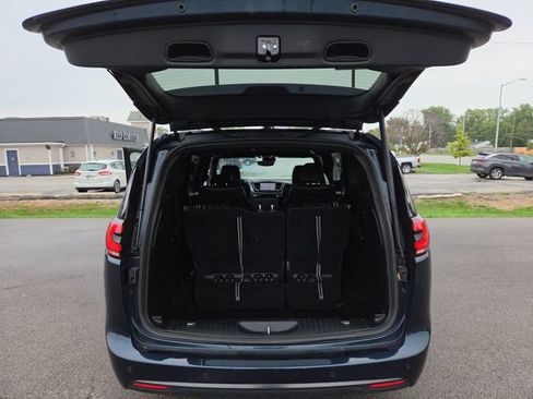 Used 2025 Chrysler Pacifica Limited FWD image 30