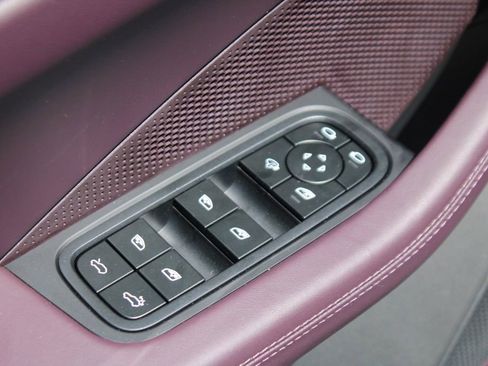 Certified 2025 Porsche Macan Electric image 30