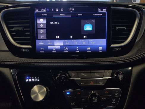 Used 2024 Chrysler Pacifica Touring FWD image 25