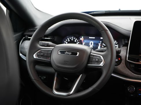 Used 2025 Jeep Compass Latitude AWD/4WD image 15