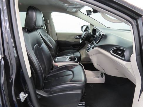 Used 2023 Chrysler Pacifica Touring-L FWD image 34